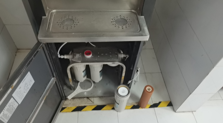 周末给客户家的净水器更换滤芯